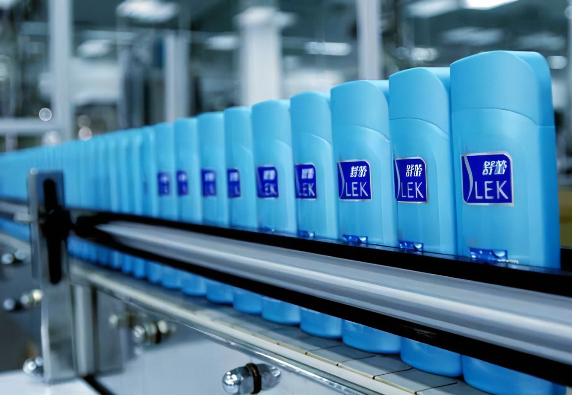 洗發(fā)水，又名香波、洗發(fā)露，是應(yīng)用最為廣泛的洗發(fā)用品，也是最常用的發(fā)用化妝品之一。 [1]用于洗凈附著在頭皮和頭發(fā)上的人體分泌的油脂，汗垢，頭皮上脫落的細胞以及外來的灰塵、微生物、定型產(chǎn)品的殘留物和不良