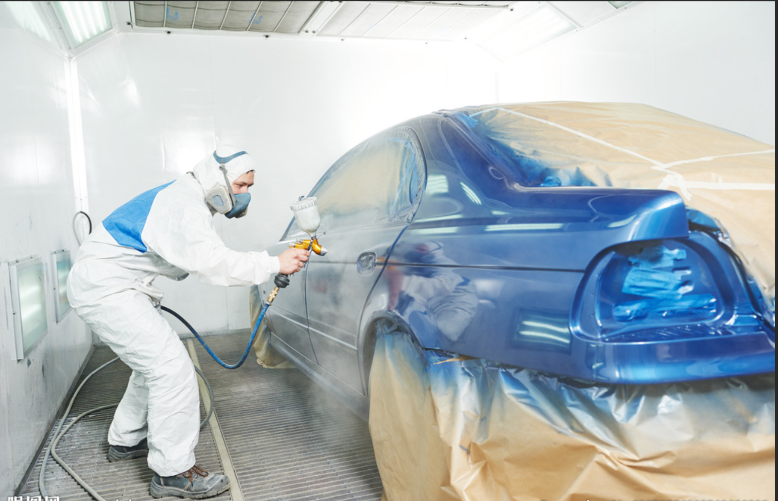 汽車油漆是主要是為了保護車體不被腐蝕，其次還能增加車的美觀程度，是大多車主張揚個性的一種表現(xiàn)方式。