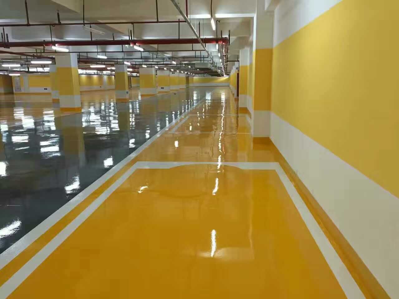 環(huán)氧樹脂地坪漆有耐磨、耐腐蝕、耐油污、耐重壓、表面光潔的特點。