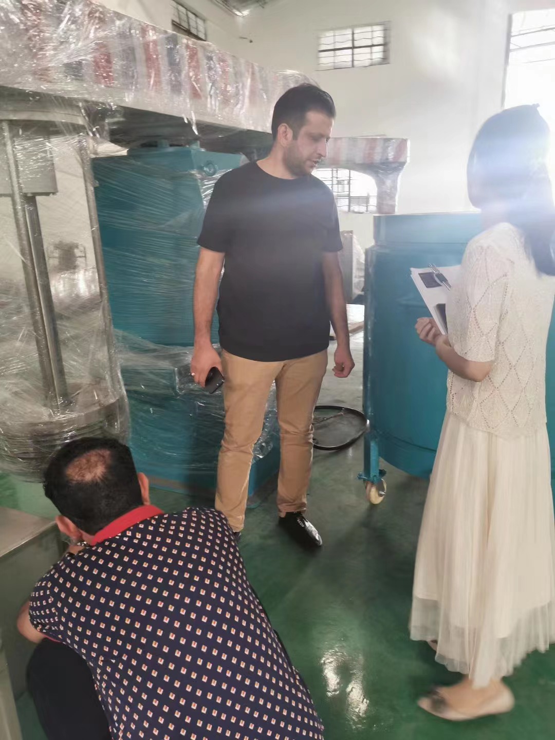 發(fā)往 迪拜 阿聯(lián)酋 高速分散機(jī) 及蝶式攪拌機(jī)采購項(xiàng)目(圖4)